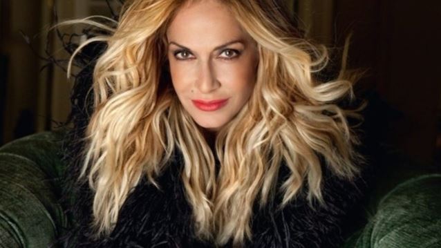 Άννα Βίσση &amp; Νίκος Καρβέλας: Ποζάρουν μαζί με την ενός έτους κόρη τους στο σαλόνι του σπιτιού τους στη Φιλοθέη