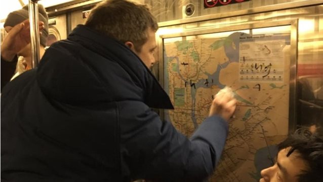 Νεοϋορκέζοι σβήνουν ρατσιστικά μηνύματα από τοίχο του μετρό : Το περιστατικό που έγινε viral στα social media