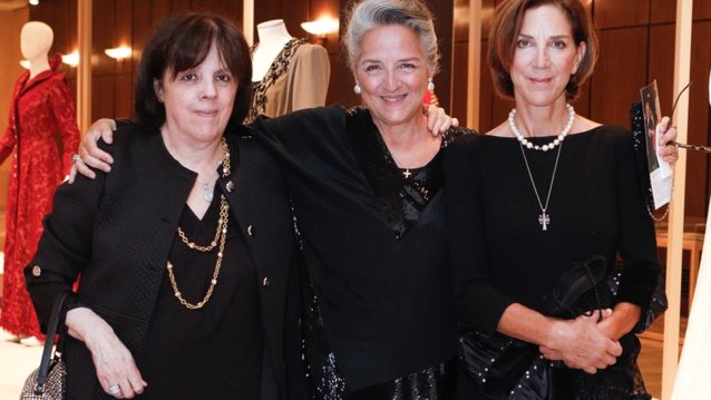 Οι κόρες της Νόνικας Γαληνέα στα εγκαίνια της έκθεσης που φιλοξενεί περίτεχνα κοστούμια της αξέχαστης πρωταγωνίστριας