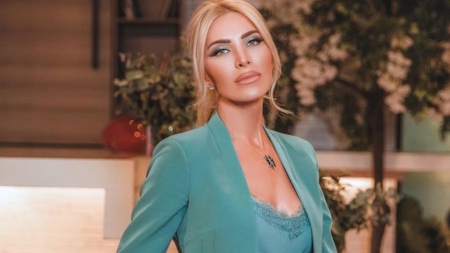 Kανείς δε φοράει το κοστούμι καλύτερα από την Κατερίνα Καινούργιου