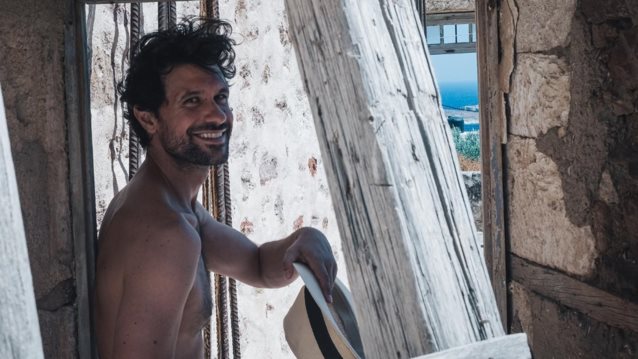 Η πιο τρυφερή φωτογραφία του Ορφέα Αυγουστίδη με τον γιο του - Τρώνε μαζί πεπόνι στην παραλία