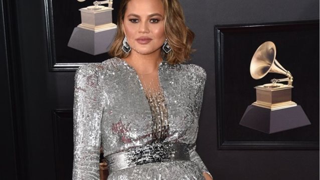 Chrissy Teigen: Η φωτογραφία του νεογέννητου γιου της και το μήνυμα για την εξωσωματική γονιμοποίηση
