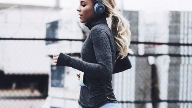 20 ανεβαστικά τραγούδια που κάνουν το τρέξιμο να μοιάζει παιχνιδάκι: Φόρα τα ακουστικά σου και ανέβασε ρυθμούς