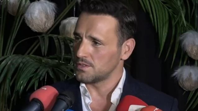 Νίκος Βέρτης | Εξηγεί πώς προέκυψε το καλλιτεχνικό του όνομα - "Από εκεί και πέρα η ζωή μου άλλαξε αστραπιαία, σαν μια μαγική χρυσόσκονη"