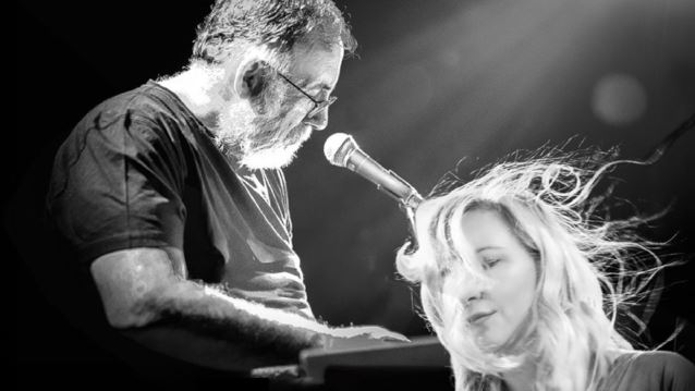 Αφιέρωμα στον Θάνο Μικρούτσικο με τη Ρίτα Αντωνοπούλου και τους Ρεβάνς στο Μέγαρο Μουσικής Αθηνών