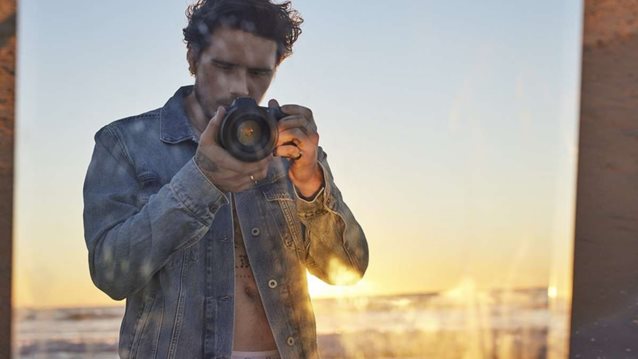 Ο Brooklyn Beckham μπροστά και πίσω από την κάμερα στη νέα καμπάνια της Pepe Jeans London