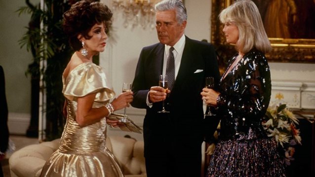 Joan Collins: Ένας Instagram λογαριασμός αφιερωμένος στα iconic looks της από τη Δυναστεία
