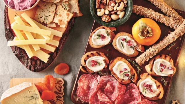 Παραδοσιακή γαλοπούλα, γευστικά αλλαντικά, φίνα κρασιά: Το εορταστικό τραπέζι της ΑΒ Βασιλόπουλος συνδυάζει τη νοστιμιά με την υψηλή ποιότητα