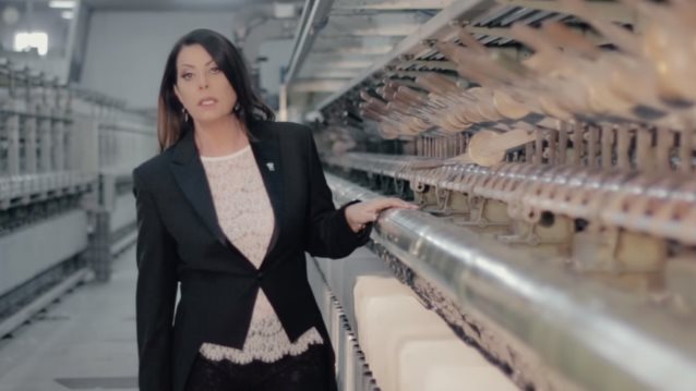 Άντζελα Δημητρίου: Κι όμως συνέβη! Έκανε τραγούδι τη ζωή της και γύρισε το video clip στο εργοστάσιο που δούλευε ως κορδελιάστρα