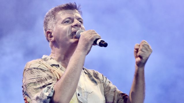 Συγκλόνισε o Φοίβος Δεληβοριάς στο Καλλιμάρμαρο με το τραγούδι που έγραψε και ερμήνευσε για τα θύματα στα Τέμπη