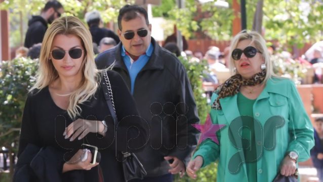 Κωνσταντίνα Σπυροπούλου: Σπάνια δημόσια εμφάνιση με τους γονείς της! Όλες οι φωτογραφίες