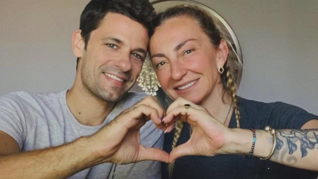 Ο Αποστόλης Τότσικας φωτογραφίζει τη Ρούλα Ρέβη topless