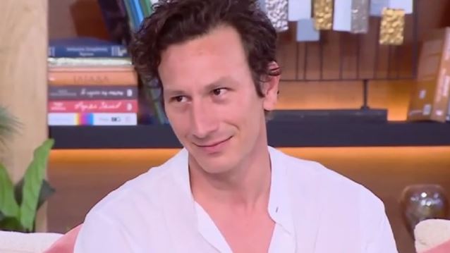 Μιχάλης Σαράντης: &quot;Πήγα σε ιδιωτικό σχολείο - Κατανοώ γιατί είμαι πια μπαμπάς, αλλά από την άλλη, μπούρδες&quot;