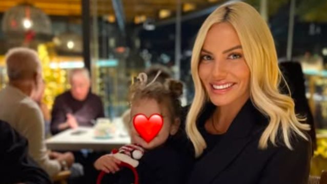 Η τρυφερή φωτογραφία της Ιωάννας Μαλέσκου με την κόρη της στο κέντρο της Αθήνας