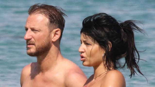 Κώστας Καραφώτης &amp; Άννα Δινέρη: Ερωτευμένοι στη Μύκονο! Η σέξι εμφάνιση με μαγιό και τα τρυφερά στιγμιότυπα στην παραλία