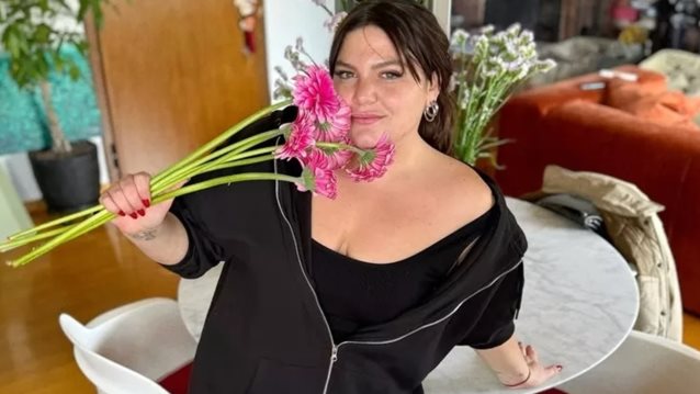 5 τζιν mini φούστες όπως αυτή της Δανάης Μπάρκα που θα φοράς non stop την άνοιξη