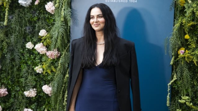 Η Ζενεβιέβ Μαζαρί ως Morticia Addams στο Halloween party για τα γενέθλια του γιου της | Η εντυπωσιακή διακόσμηση