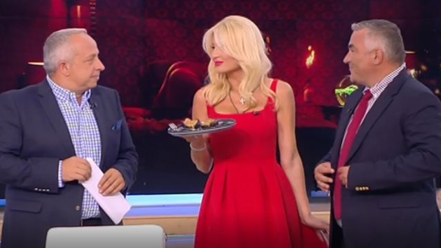 Video of the Day | Η Φαίη Σκορδά έκανε &quot;ντου&quot; στους Αταίριαστους, όμως της έριξαν &quot;άκυρο&quot; στο φαγητό