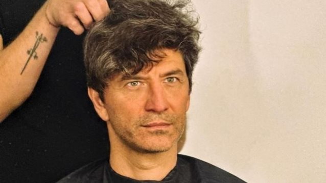 Στο κουρείο ο Σάκης Ρουβάς μετά από "κακή" ημέρα για τα μαλλιά του