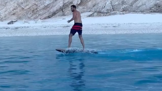 #EyeCandy | Ο Κωνσταντίνος Αργυρός μόνο με το μαγιό του παίζει στο νερό