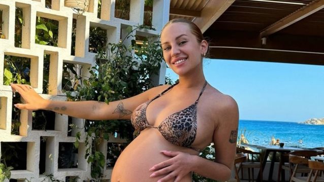 Η Ανδρομάχη ποζάρει με μπικίνι και φουσκωμένη κοιλίτσα