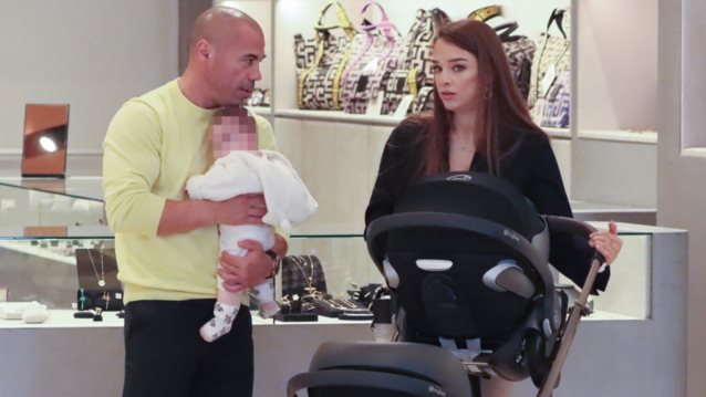 Μιχάλης Ζαμπίδης &amp; Μαρία Καρολίνα Ντάσιου στα μαγαζιά με τις δίδυμες κόρες τους