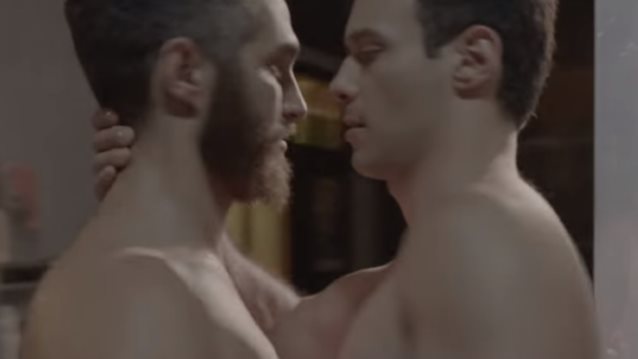 Epsilon: Αυτή είναι η επίμαχη gay σκηνή που «κόπηκε» από την «Καταιγίδα»!