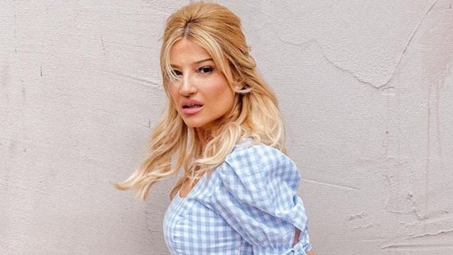 Η Φαίη Σκορδά φόρεσε το μαντήλι όπως οι Γαλλίδες