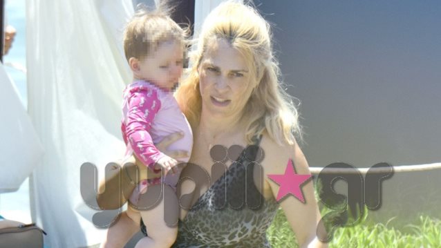 Τζένη Μπότση &amp; Αλέξανδρος Μιχαλάς: Τα πρώτα μπάνια με την κόρη τους! Όλες οι φωτογραφίες