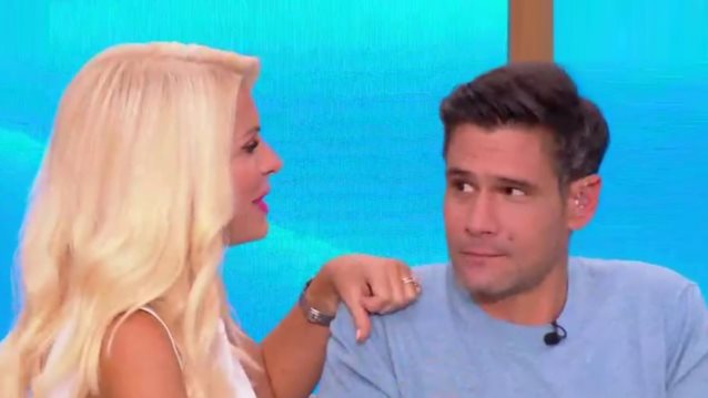 Ο Δημητρης Ουγγαρεζος παραδεχεται on air οτι νιωθει αμηχανα διπλα στην Ελενη Μενεγακη