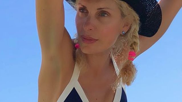 Ελένη Μενεγάκη: Φωτογραφίζεται με τις τρεις κόρες της