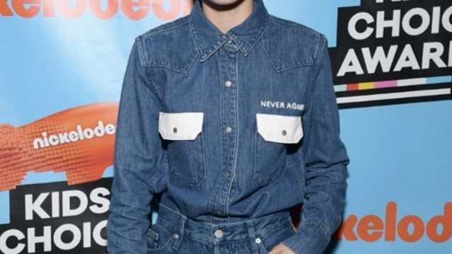 Millie Bobby Brown: Έστειλε το δικό της μήνυμα για το March for Our Lives μέσω... του jacket της
