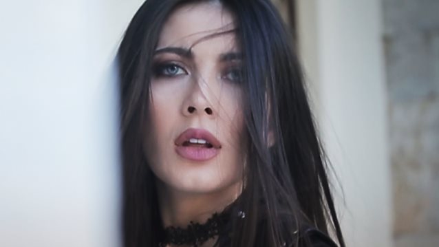 Τάνια Καρρά: Δείτε το νέο της video clip!