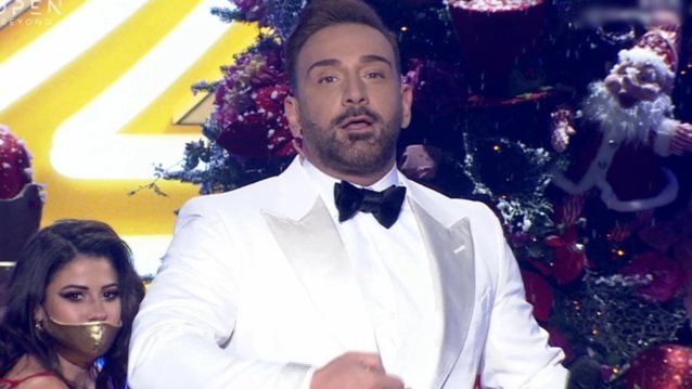 J2US | Ο Νίκος Κοκλώνης τραγούδησε τα "Χριστούγεννα" της Βανδή | Δείτε την έναρξη