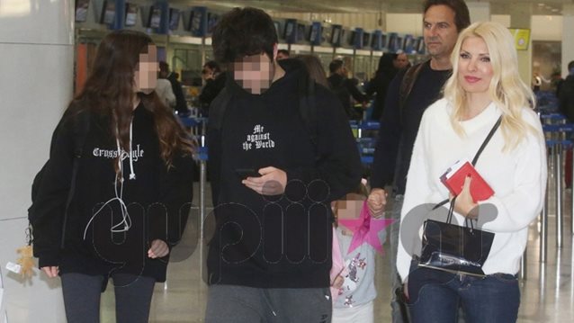 Ελένη Μενεγάκη: Με την οικογένεια της στο αεροδρόμιο | Όλες οι φωτογραφίες