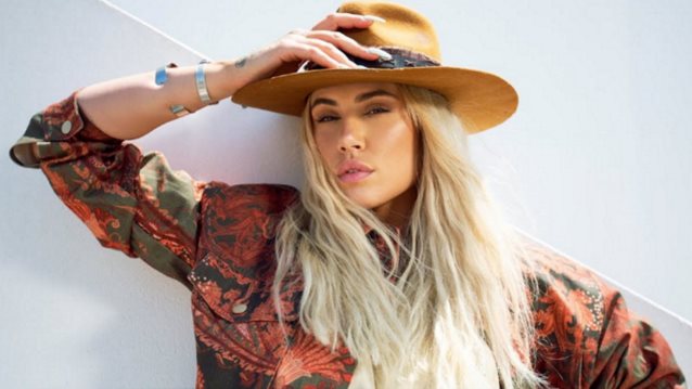 Μύκονος και Σαντορίνη | Η Έλενα Τσαγκρινού επέστρεψε με ένα άκρως καλοκαιρινό music video