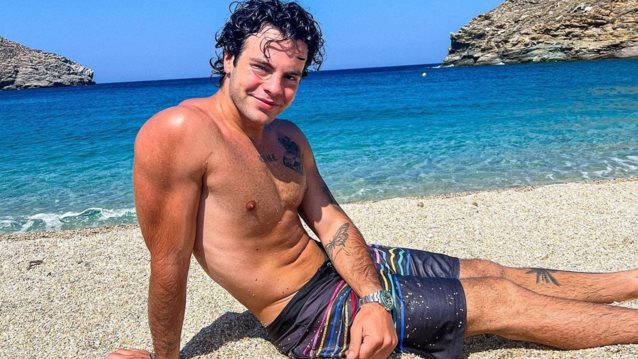 Ο Άγγελος Λάτσιος ποζάρει στην παραλία, στην πιο καλλιτεχνική και ανέμελη εκδοχή του