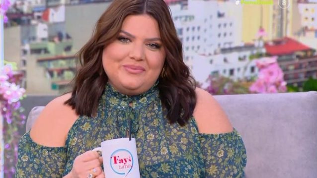 Η Δανάη Μπάρκα με κούπα &quot;Fay’s Time&quot; στην εκπομπή: &quot;Εμείς δεν αγαπάμε τις επιθέσεις&quot;
