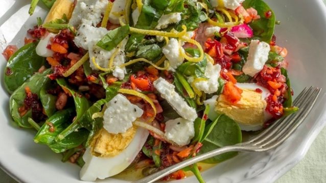 Συνταγή: Σαλάτα με Σπανάκι, Αυγά και Πολύχρωμη Βινεγκρέτ
: Μια δροσερή σαλάτα για τα μεσημέρια του καλοκαιριού