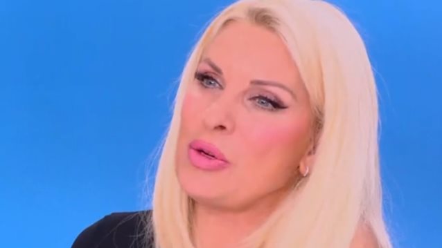 Η Ελένη Μενεγάκη αποκάλυψε πώς αντέδρασαν οι κόρες της όταν είδαν το νυφικό της