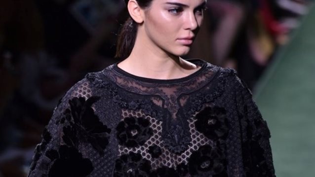 Kendall Jenner: Φόρεσε διαμαντένιες Saint Laurent μπότες σε αγώνα μπάσκετ
