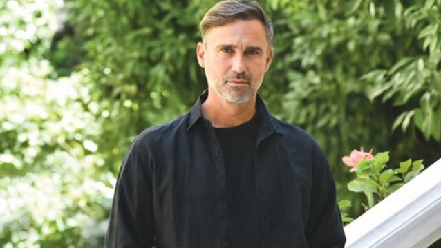 O Γιώργος Καπουτζίδης μόλις αποκάλυψε τον τίτλο του νέου έργου με την υπογραφή του!