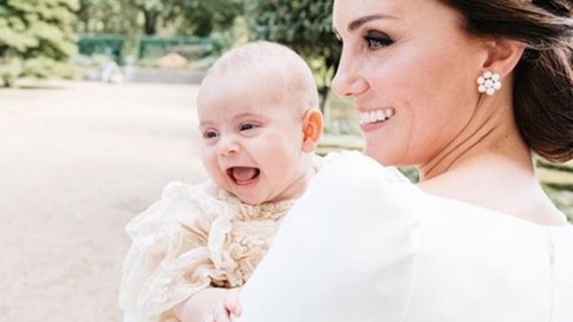 Πρίγκιπας Louis 
: Ποζάρει στην Kate Middleton για τα πορτραίτα των γενεθλίων του