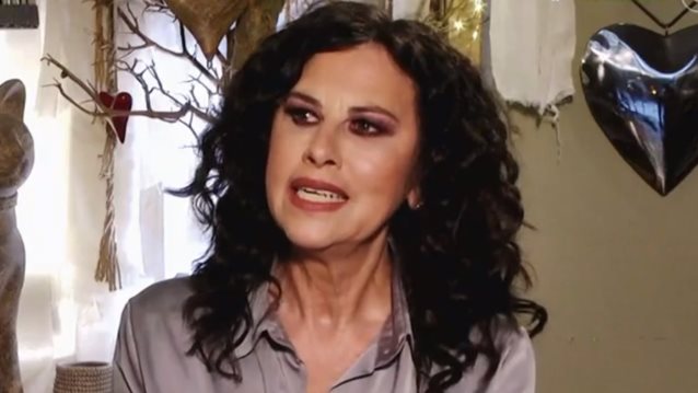 Ελευθερία Αρβανιτάκη | Super chic σε βραδινή έξοδο H αγαπημένη ερμηνεύτρια σε μία σπάνια δημόσια εμφάνιση