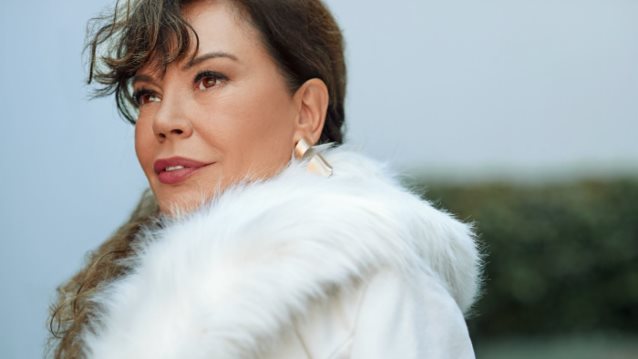 Ελένη Δήμου: «Πίσω από τη λάμψη υπάρχει αγωνία, ανασφάλεια, ίντριγκα. Δεν αγαπιόμαστε, όπως νομίζει ο κόσμος»