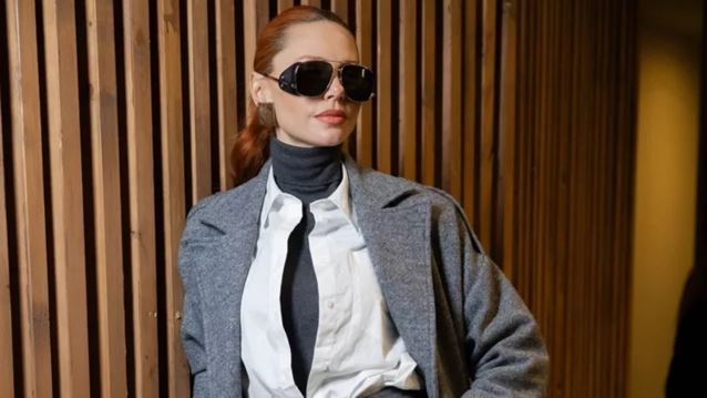 Έβελυν Καζαντζόγλου | Με jeans και καφέ δερμάτινο jacket σε βόλτα στην πόλη