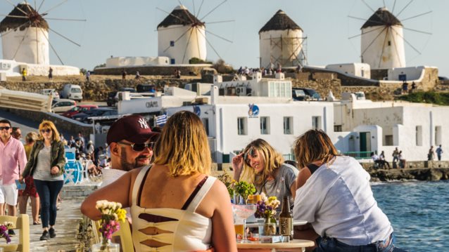 Nέα μέτρα στα νησιά για τους ανεμβολίαστους - Αύξηση κρουσμάτων στις ηλικίες 40-60 ετών - Ανοίγει και πάλι η Μύκονος