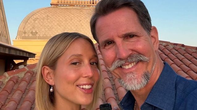 Pirate vibes | Ο Παύλος Ντε Γκρες σε παμπ, πίνει μαύρη μπύρα παρέα με την κόρη του Μαρία Ολυμπία