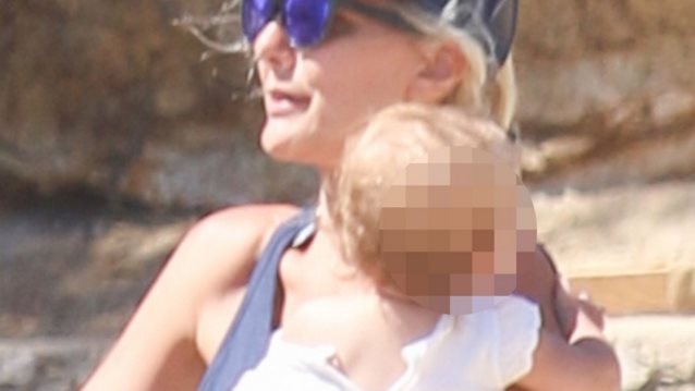 Θέλξη: Με την μικρότερη κόρη της σε παραλία της Μυκόνου: Φωτογραφίες