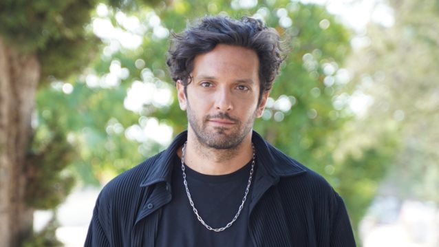 Eye Candy | Ο Δημήτρης Μοθωναίος φωτογραφίζεται μόνο με το εσώρουχό του